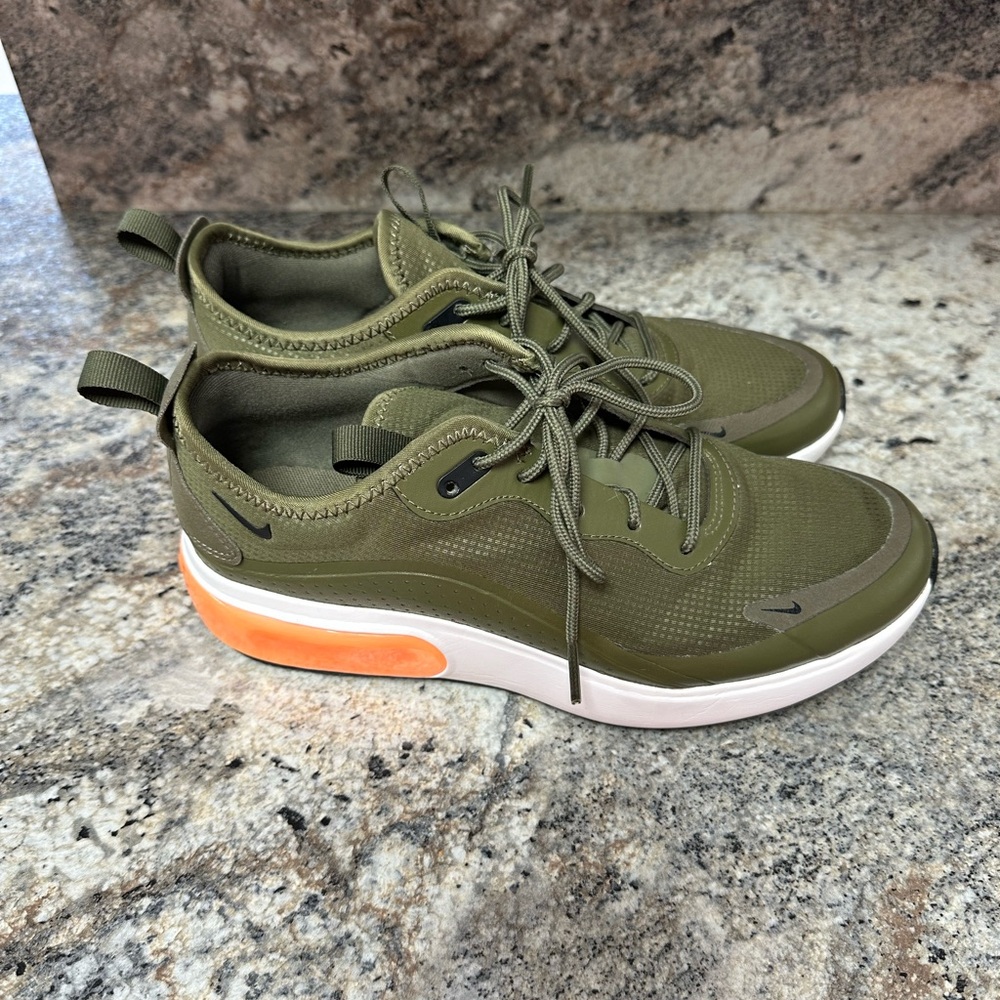 Nike Air Max Dia Size 8.5